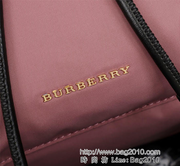 BURBERRY巴寶莉 新款背包 斜背式軍旅背包 品牌典藏的軍風包款 正面飾有Burberry立體字母徽標 9721s  Bhq1089